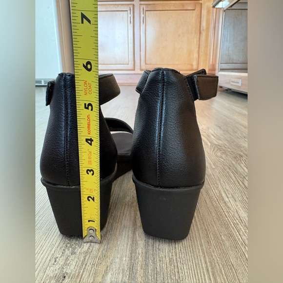 NATURALIZER STRAPPY BLACK FAUX LEATHER OPEN TOE BLACK SANDAL 7.5 LIKE NEW - Picture 8 of 12